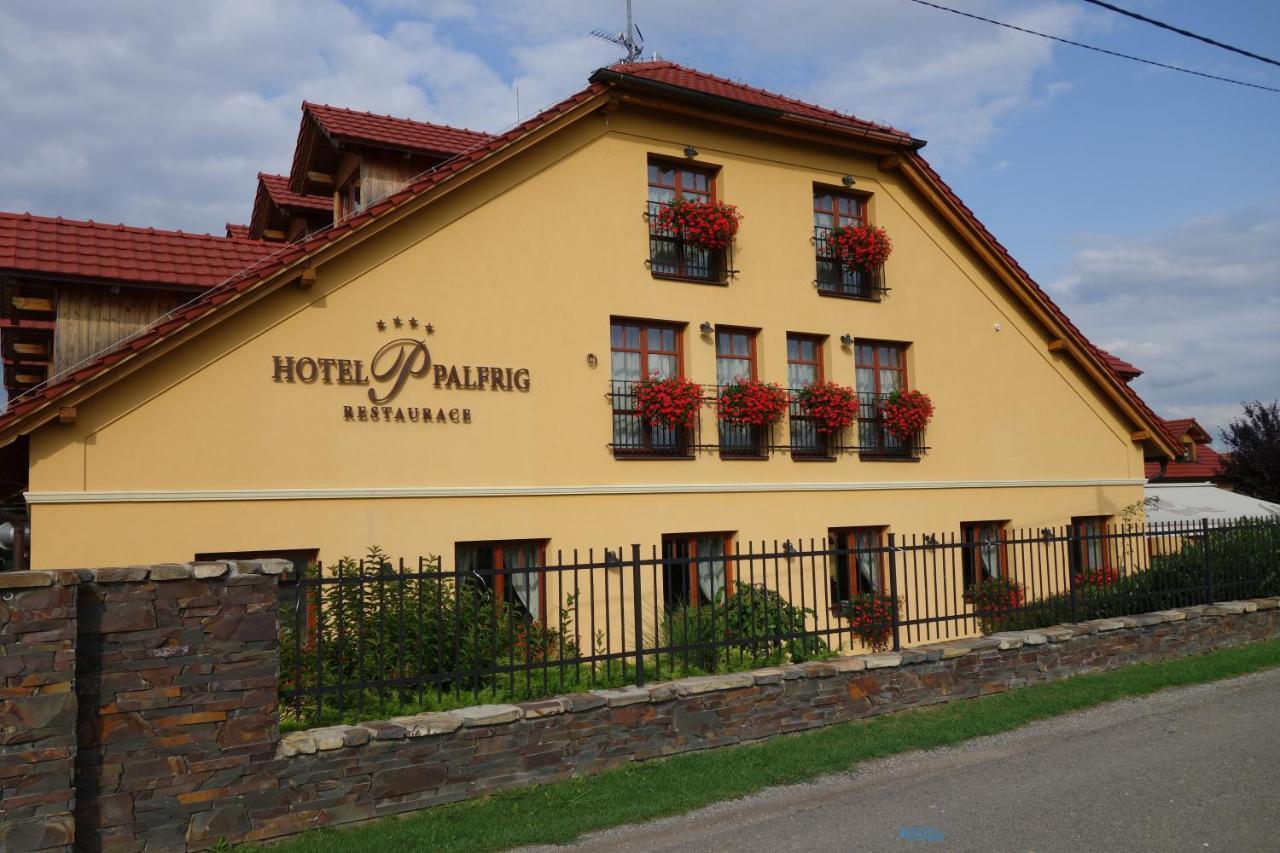 Hotel A Restaurace Palfrig Stará Ves nad Ondřejnicí エクステリア 写真