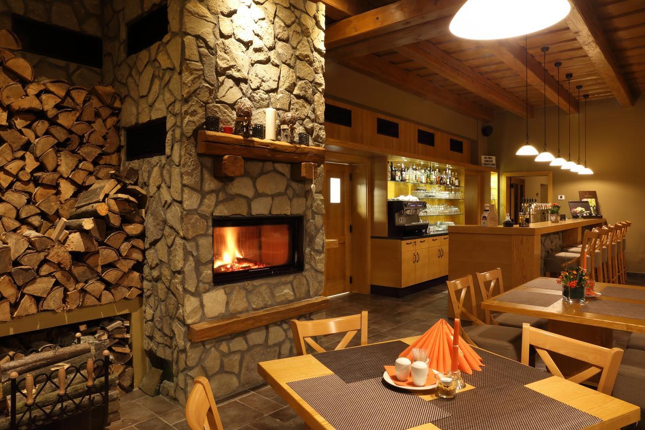 Hotel A Restaurace Palfrig Stará Ves nad Ondřejnicí エクステリア 写真