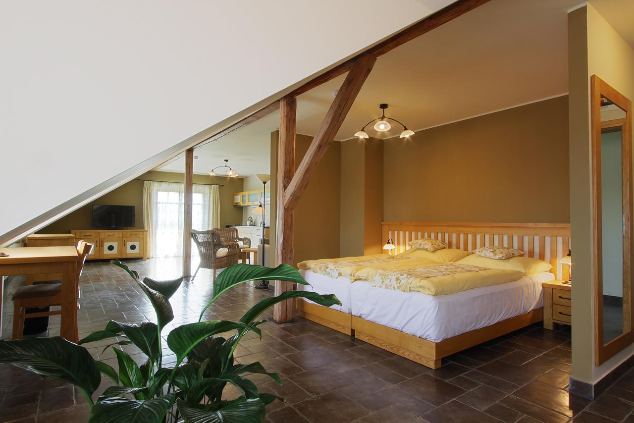 Hotel A Restaurace Palfrig Stará Ves nad Ondřejnicí エクステリア 写真